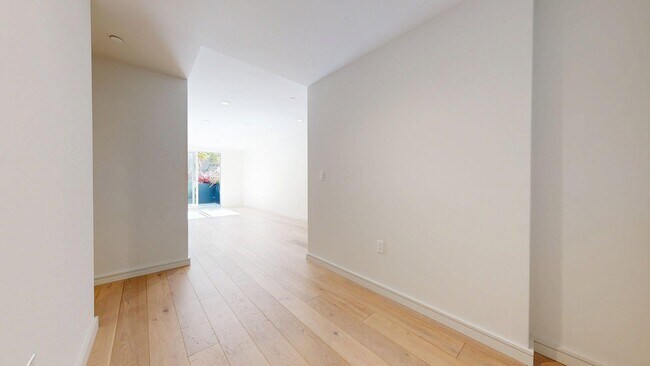 Building Photo - 606 Capp St