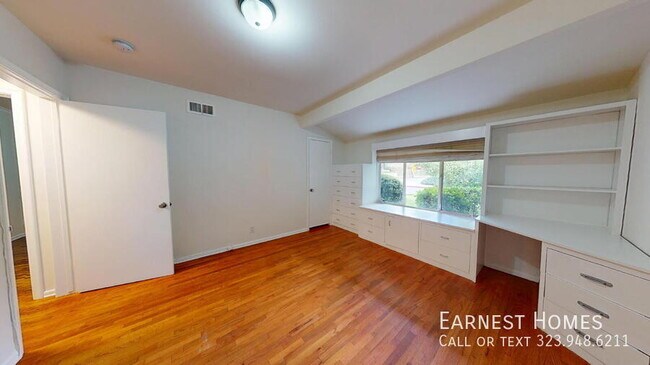 Building Photo - 4121 Hayvenhurst Dr