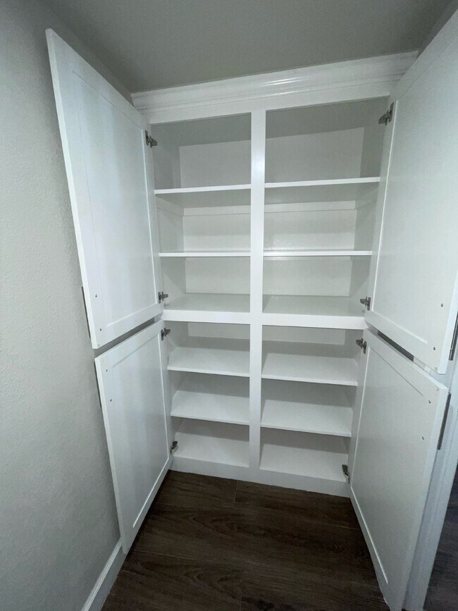 Building Photo - Modern 2 Bedroom Condo