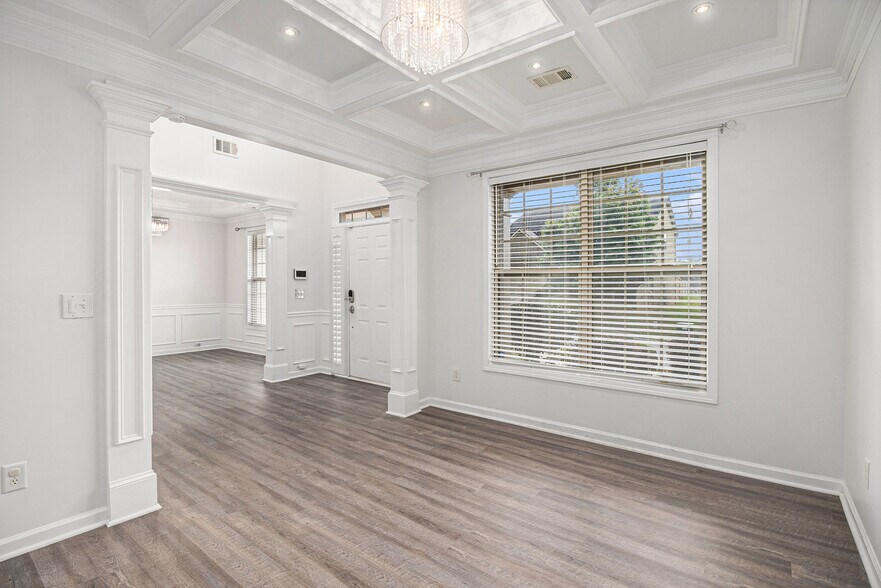Building Photo - 726 Ivy Chase Loop