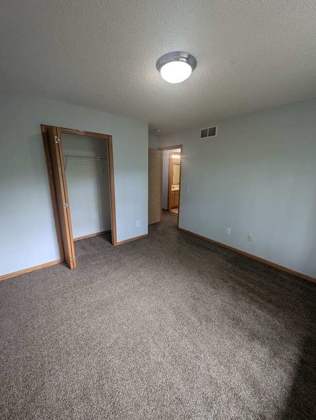 Building Photo - Updated 3BR Townhome in Eagan – Close to S...