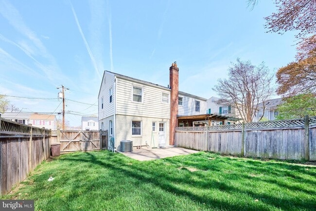 Building Photo - 2319 Riverview Terrace