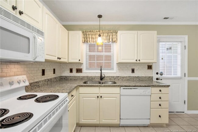 Building Photo - 425 Cityview Ln
