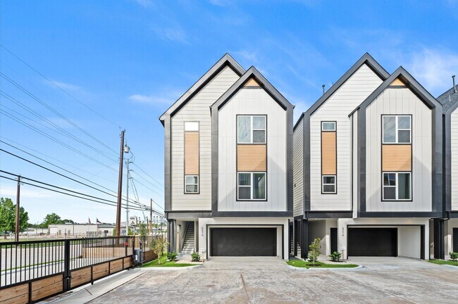 Building Photo - 1307 Oak Tree Dr