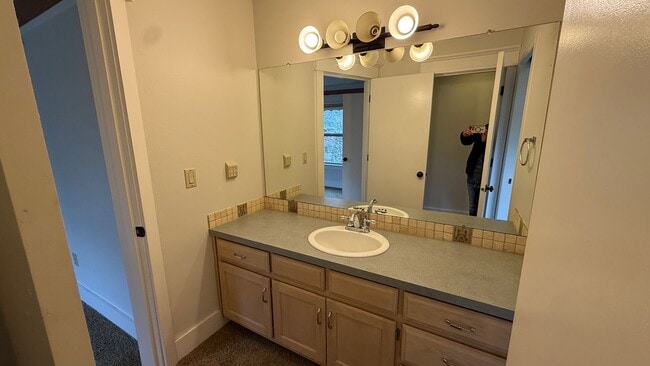 Building Photo - Spacious single-family home located in Southwest