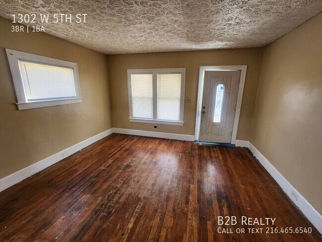 Building Photo - 1302 W 5th St