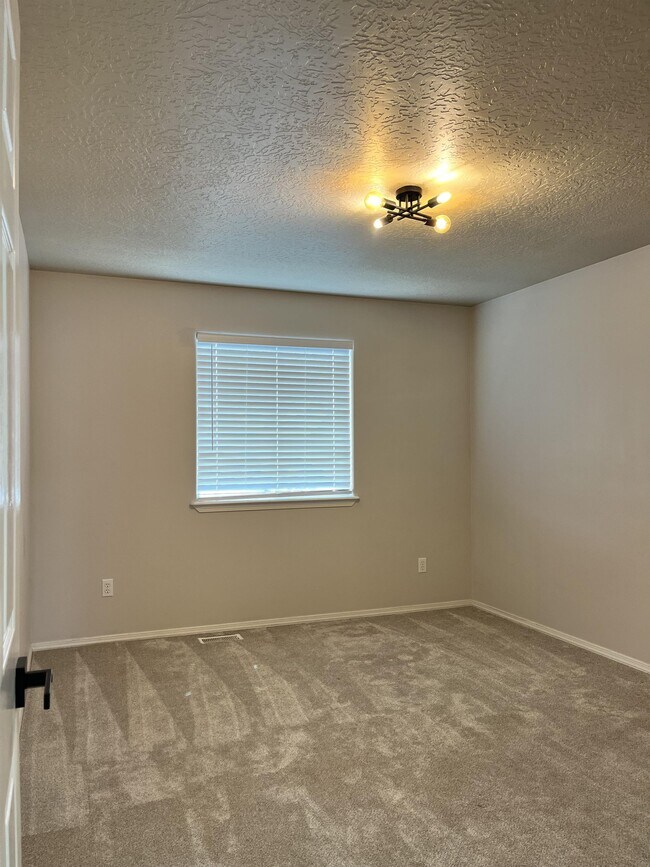 Building Photo - 2057 W Shy Creek Pl