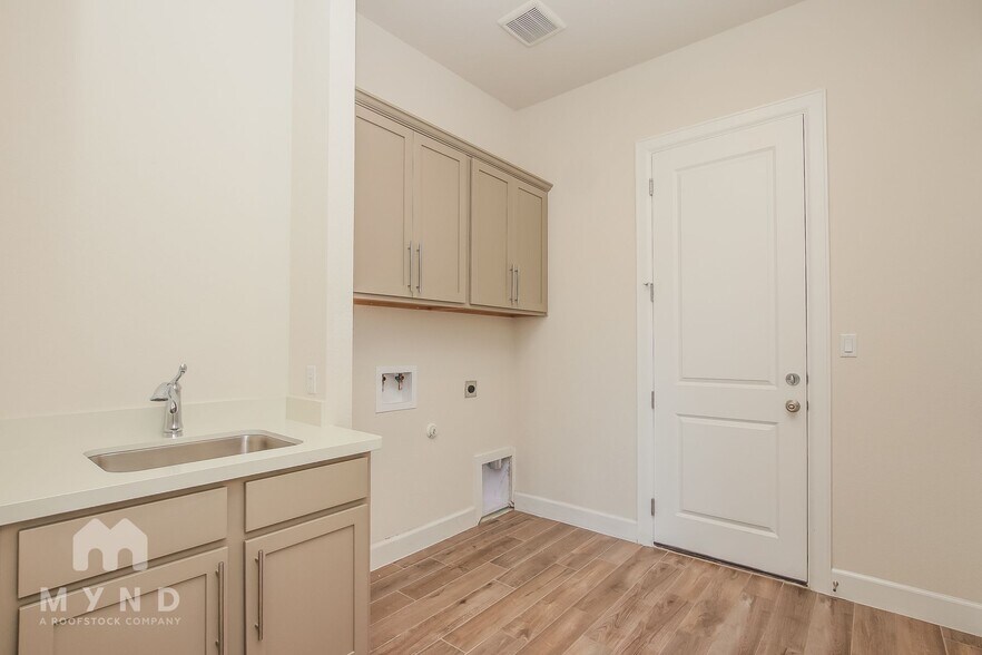 Building Photo - 607 Gunison Dr