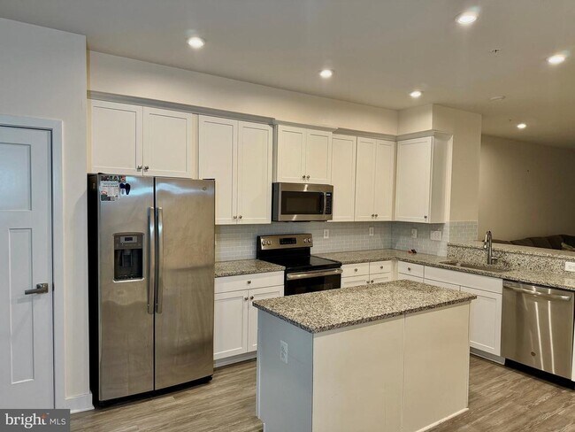Building Photo - 4812 Crest View Dr