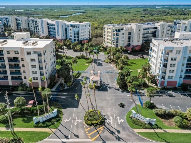 Building Photo - Beautiful Ocean Walk Condo Available April...