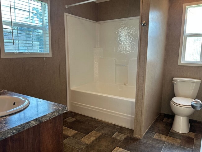 Building Photo - Move in Ready - 2 Bedroom/2 Bath