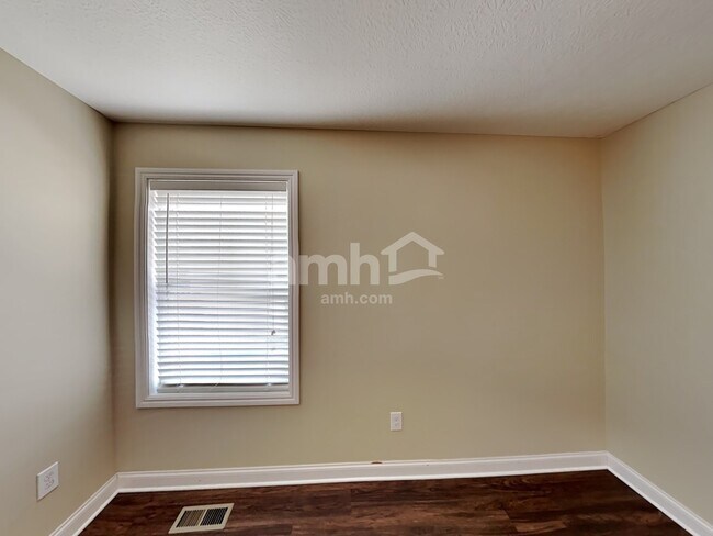 Building Photo - 490 Hemhill Dr