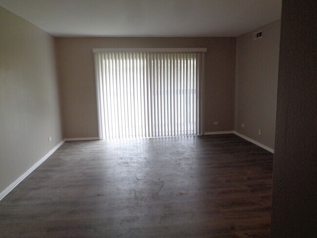 Building Photo - 16W585 Mockingbird Ln