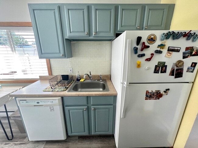 Building Photo - Pet Friendly 3 Bed 2 Bath Single Family Home With Large Garage!