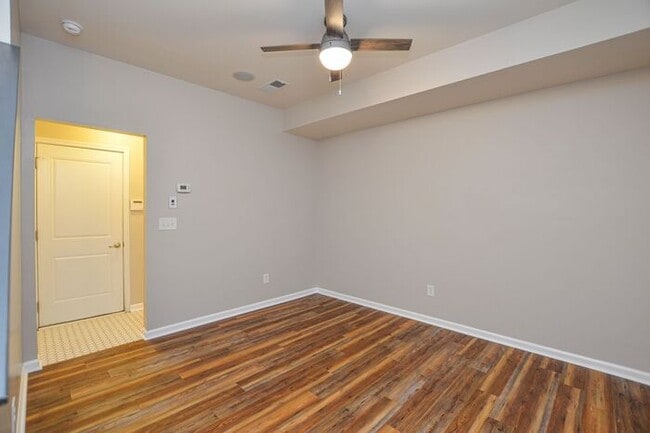 Building Photo - 2-bedroom end-unit w/ Bonus room!