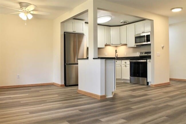 Building Photo - Newly Remodeled 2 Bedroom + den near Hilldale Mall