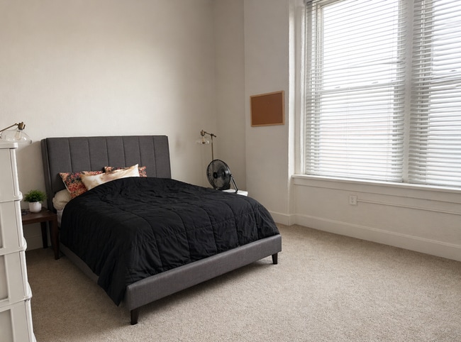 Building Photo - 10 W 10th St