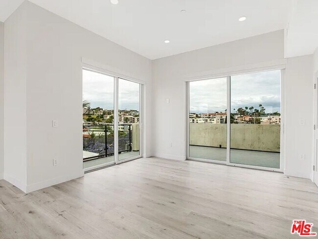 Building Photo - 3308 Mentone Ave