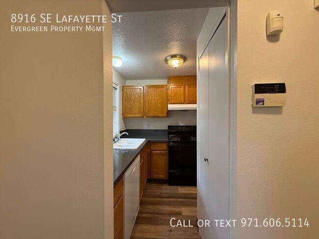 Building Photo - 8916 SE Lafayette St