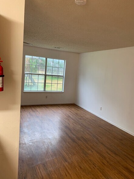 living room - 2920 Dawn Ct