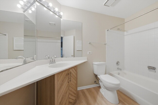 Building Photo - Beautifully Updated End-Unit Townhome
