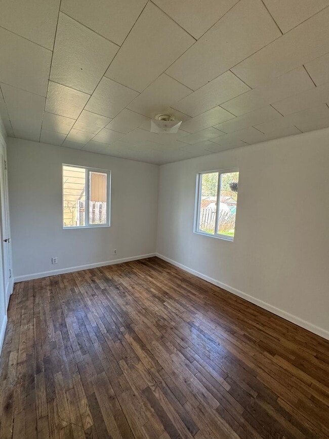 Building Photo - Myrtle Creek 2-Bedroom Home with Garage