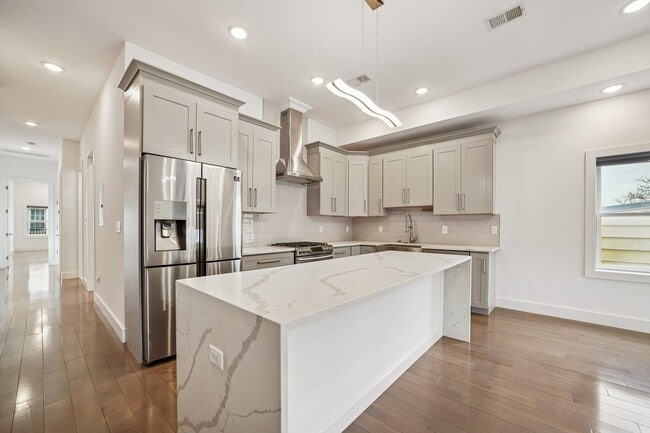 Building Photo - 46 Carlton Ave