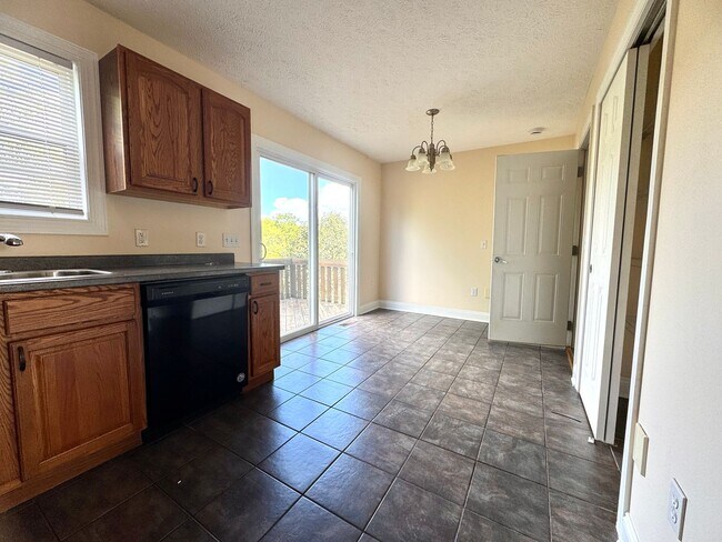 Building Photo - Oak Tree Townhome