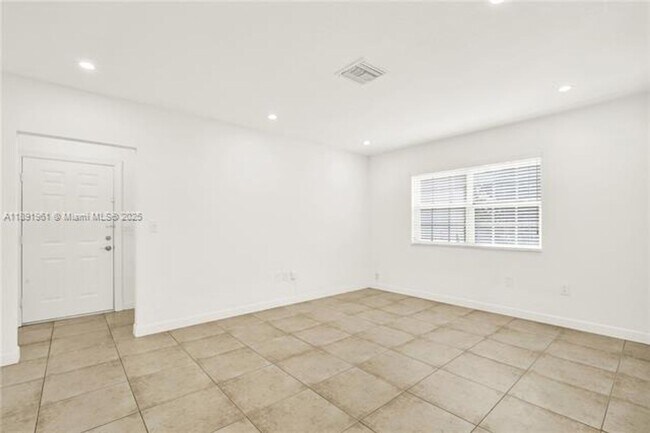 Building Photo - 331 Santander Ave