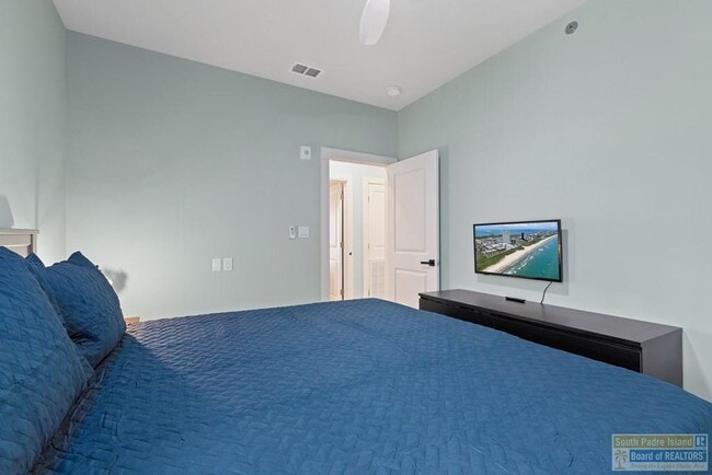 Building Photo - 111 W Sunny Isle Dr