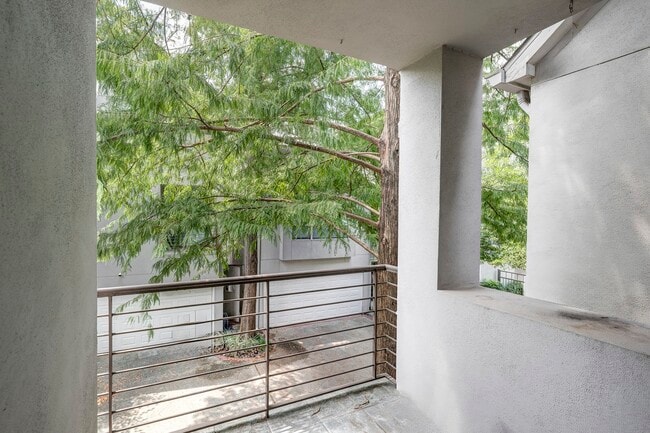 Building Photo - 3107 Greenbriar Dr