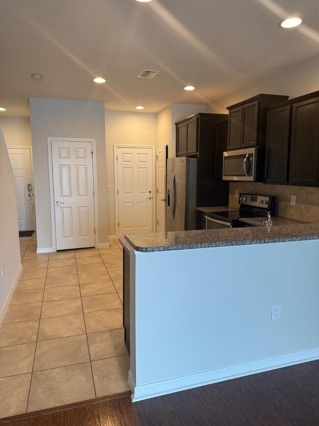 Building Photo - 9210 Hillcroft Dr
