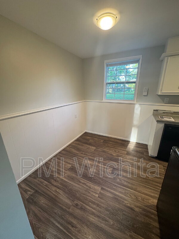 Building Photo - 725 N Dougherty Ave