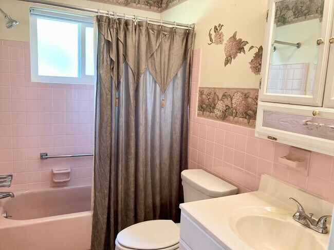 Building Photo - Clean ready to go 2/1 in Beverly Hills!