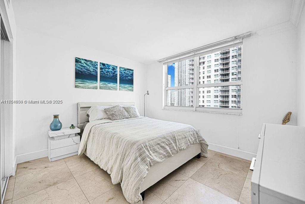 Building Photo - 1155 Brickell Bay Dr