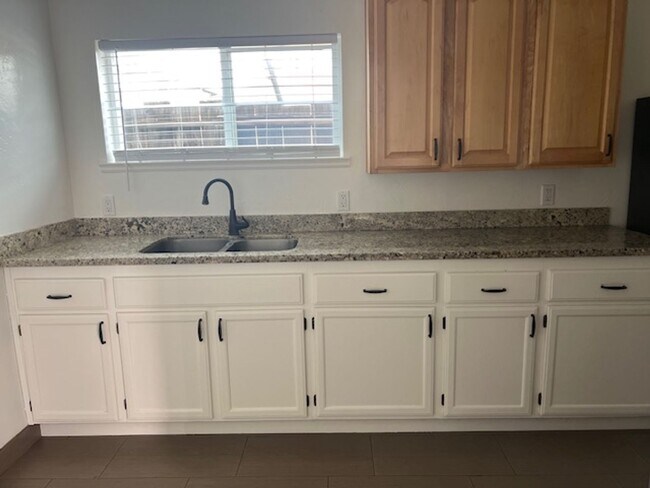 Building Photo - COMING SOON: CHARMING COTTAGE with Off Street Parking & Private Laundry