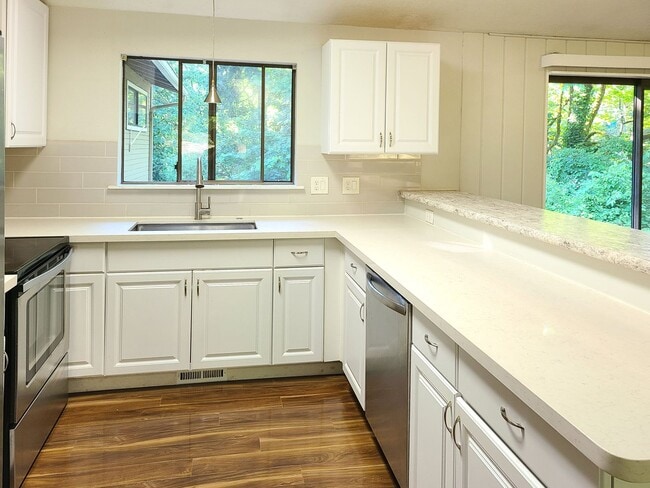 Building Photo - Collins View home- minutes to Lewis and Clark college! Featuring a basketball court, upgrades thr...