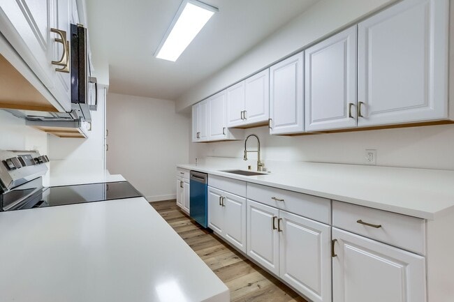 Building Photo - 435 N Oakhurst Dr