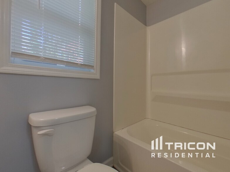 Building Photo - 2445 Hillboro Cir S W