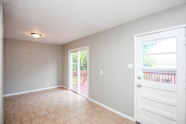 Building Photo - SPLIT LEVEL HOME FOR RENT!