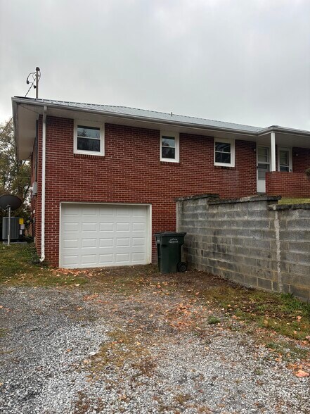 Building Photo - 208 Ricker Ave