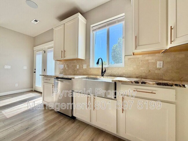 Building Photo - 673 W Beth Cir