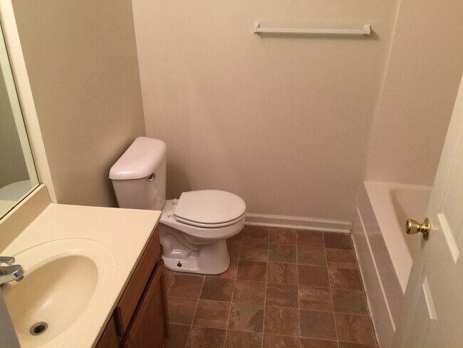 Building Photo - 2 Bed, 1.5 Bath Apartment in Shelbyville!