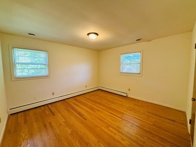 Building Photo - 616 Broce Dr