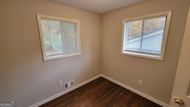 Building Photo - 2075 Claude St NW