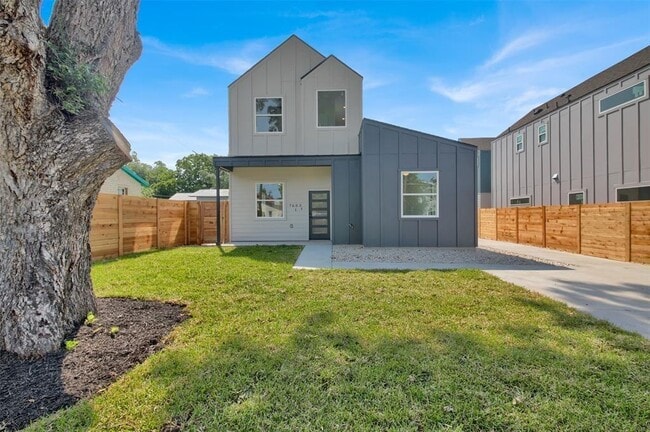 Building Photo - 7603 Carver Ave