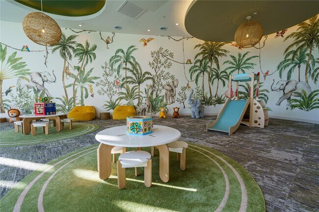 Building Photo - 700 NE 24th St