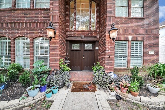Building Photo - 922 Bayhill Dr