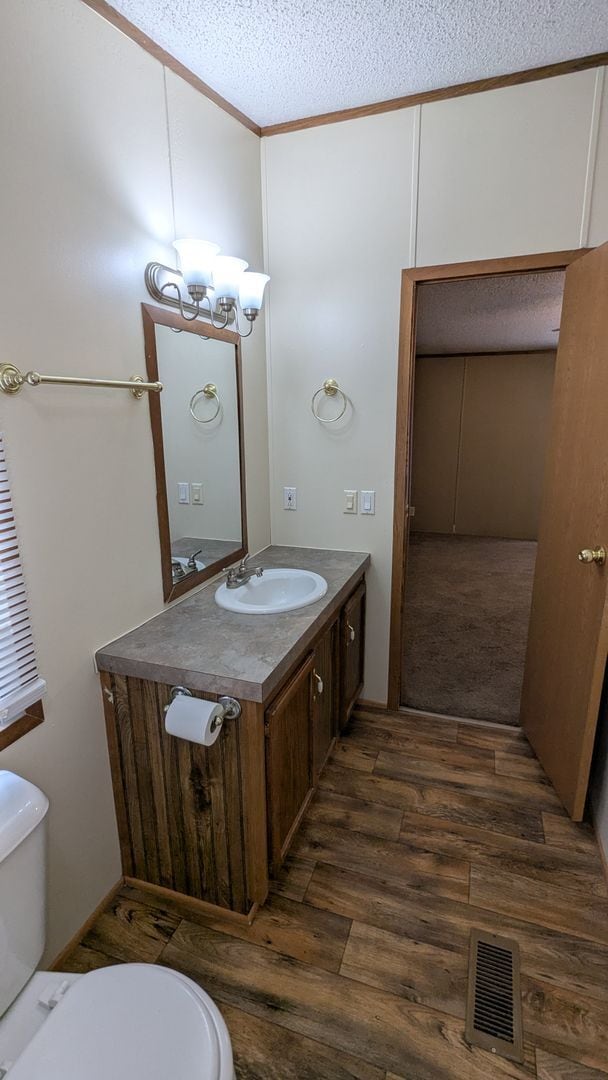 Building Photo - Newly renovated gem located at Earl Lake i...