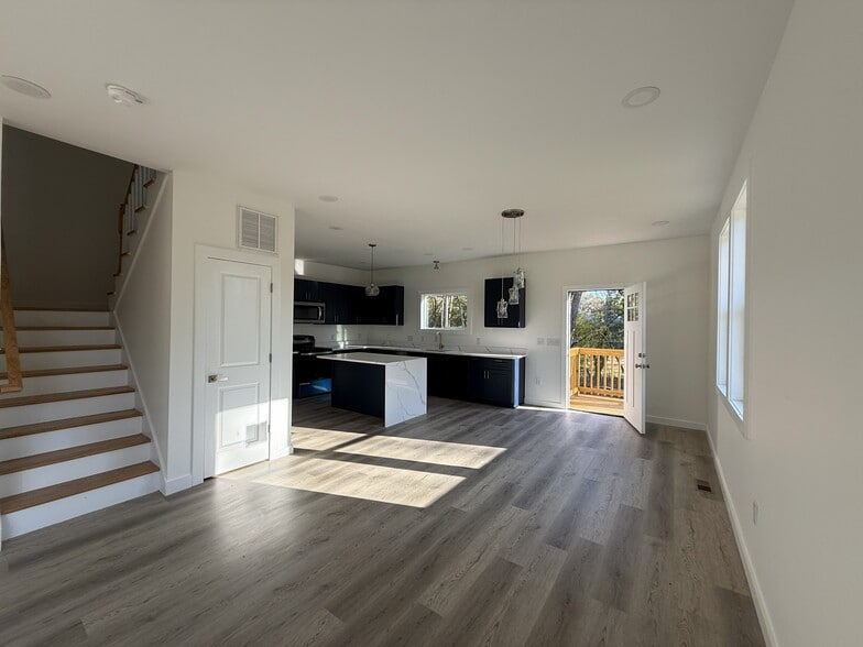 Building Photo - 631 Morreene Rd